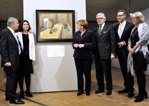 Die deutsche Bundeskanzlerin, Angela Merkel, bei der Eröffnung einer Ausstellung über Kunst aus dem Holocaust, die von dem Yad Vashem Kunstmuseum bereitgestellt wurde.